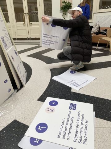 Testování navigačního systému v reálném provozu. Umisťování orientčních cedulí z provizorního materiálu do prostoru.