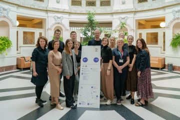 Designéři, odborní poradci a zaměstnanci nemocnice testují nový navigační systém v Ústavu pro péči o matku a dítě v pražském Podolí.